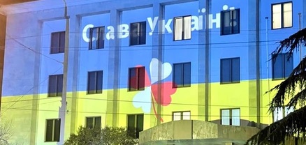 Թբիլիսիում ՌԴ դիվանագիտական ​​առաքելության շենքի վրա լուսարձակվել են Ուկրաինայի դրոշն ու ՆԱՏՕ-ի զինանշանը